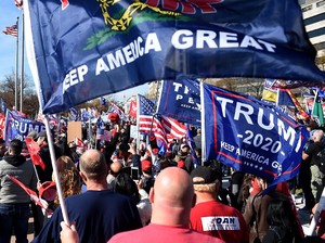 Pro-Trump Aksi Bawa Poster Best Prez Ever, Serukan 1 Periode Lagi