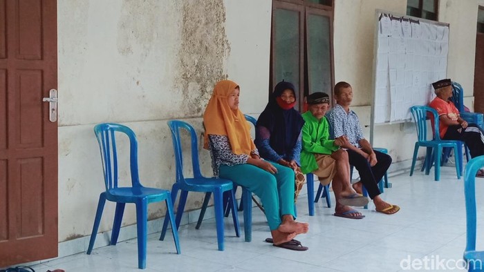 Relawan dan Pengungsi Gunung Merapi di Klaten Jalani Swab COVID-19