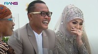 Mas kawin pernikahan Sule dan Nathalie berupa seperangkat alat salat, perhiasan emas seberat 75 gram dan uang tunai Rp 200 juta. (Foto: dok. YouTube Rans Entertainment)