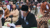 Sule dan Nathalie Holscher dinikahkan oleh penghulu dari KUA Jatisampurna yaitu Husein SAG. Sebelumnya, Nathalie Holscher meminta secara resmi kepada Husein SAG untuk menjadi wali hakimnya. (Foto: dok. YouTube Rans Entertainment)