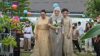 Nathalie Holscher tampil dengan kebaya abu-abu dengan hijab berwarna senada. (Foto: dok. YouTube Rans Entertainment)