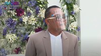 Sule dan pihak keluarga tampil mengenakan busana bernuansa abu-abu dan krem. (Foto: dok. YouTube Rans Entertainment)