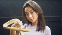 Foto terbaru yang diunggahnya menampilkan dirinya tengah memegang seekor ular. (Foto: dok. Instagram @megandomani1410) 
