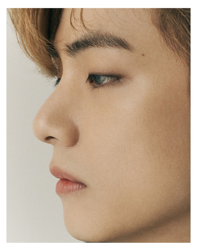 Kim Tae Hyung atau V BTS menjadi salah satu artis Korea langganan daftar pria tertampan. Kali ini ia menduduki posisi ketiga dalam I-Magazine Fashion Face Awards 2020. V disebut punya imej boyish, struktur wajah yang seimbang, hingga wajah yang stylish. Foto: dok. Instagram/Twitter BTS