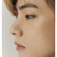 Kim Tae Hyung atau V BTS menjadi salah satu artis Korea langganan daftar pria tertampan. Kali ini ia menduduki posisi ketiga dalam I-Magazine Fashion Face Awards 2020. V disebut punya imej boyish, struktur wajah yang seimbang, hingga wajah yang stylish. Foto: dok. Instagram/Twitter BTS