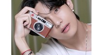Ini foto teaser V untuk comeback BE. (Foto: dok. Instagram/Twitter BTS)