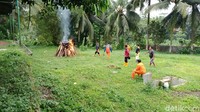Kepala Pelaksana Badan Penanggulangan Bencana Daerah (BPBD) Kabupaten Banyumas Titik Puji Astuti kepada wartawan, Minggu (15/11/2020) mengatakan, upaya yang dilakukan yakni pembakaran kayu-kayu tempat semut bersarang.
