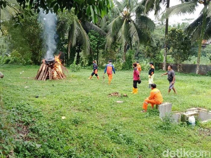 BPBDKabupaten Banyumas bersama pihak kepolisian melakukan penyemprotan pestisida ke rumah rumah warga yang terdampak serangan semut di Banyumas, Jawa Tengah.