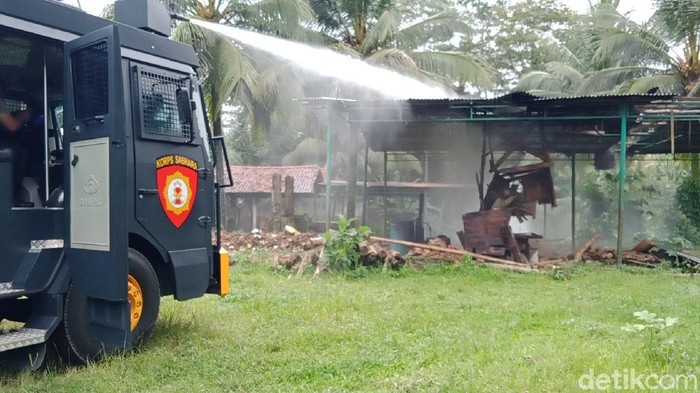 BPBDKabupaten Banyumas bersama pihak kepolisian melakukan penyemprotan pestisida ke rumah rumah warga yang terdampak serangan semut di Banyumas, Jawa Tengah.