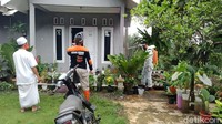 Untuk jenis semutnya sendiri, pihaknya belum bisa memastikan. Namun dari ciri ciri semut tersebut berwarna hitam dan kecil.