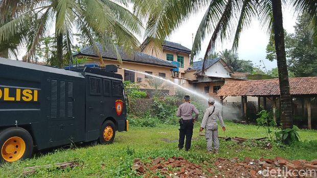 Petugas mengerahkan water cannon untuk meredam teror semut di Desa Pageraji, Banyumas