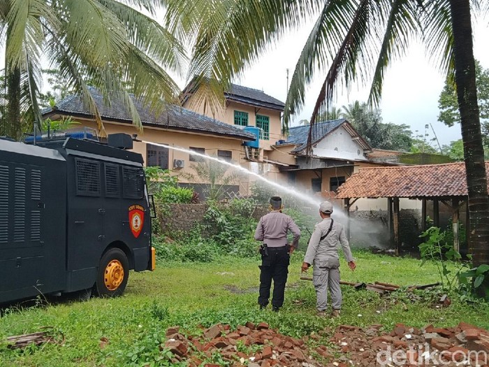 Petugas mengerahkan water cannon untuk meredam teror semut di Desa Pageraji, Banyumas