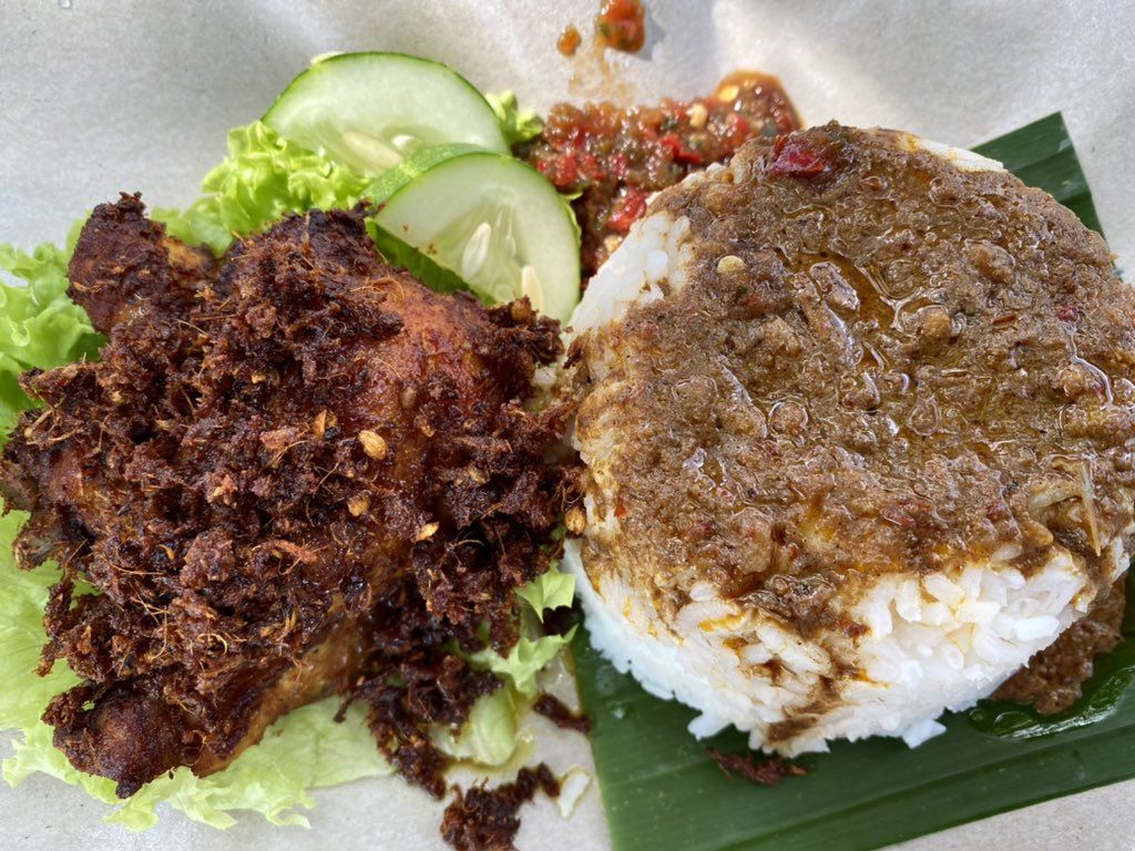 Pramugari Cantik Ini Banting Setir Jualan Nasi Ayam di Pinggir Jalan