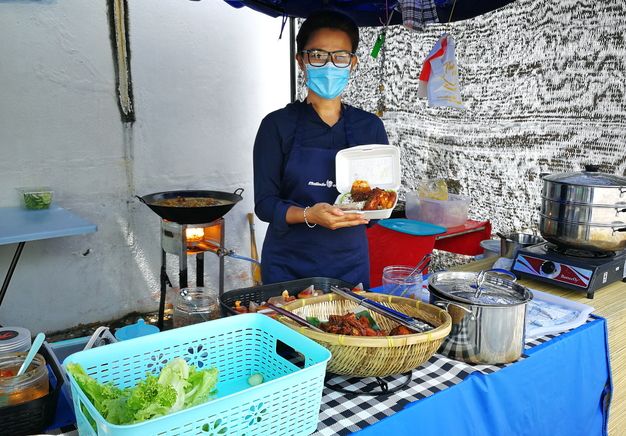 Pramugari Cantik Ini Banting Setir Jualan Nasi Ayam di Pinggir Jalan