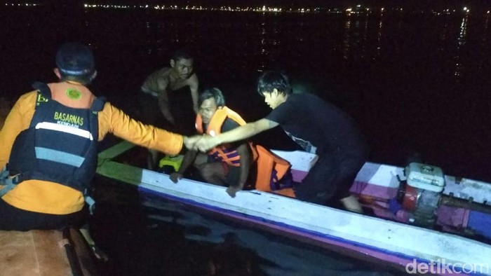 Proses evakuasi longboat terbalik di Kolaka