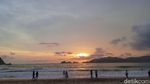 Cantiknya Sunset di Pulau Merah Banyuwangi