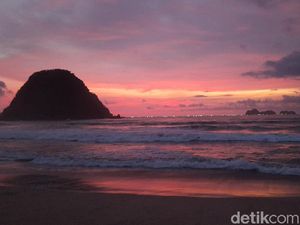 Cantiknya Sunset di Pulau Merah Banyuwangi