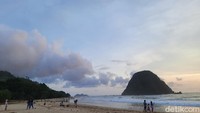 Pulau Merah merupakan salah satu destinasi wisata yang banyak diminati. Pantai yang berlokasi di Kecamatan Pesanggaran, Kabupaten Banyuwangi menjadi tujuan pelancongyang berlibur maupun peselancar yang menantang ombak. Pantai yang ada di desa Sumber Agung, Kecamatan Pesanggaran ini terhubung dengan Samudera Hindia. Maka tak heran jika ombak cukup tinggi tapi tidak ganas diburu peselancar. 