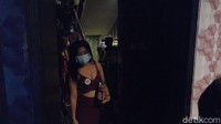 Selanjutnya, di tempat karaoke Orange, petugas memeriksa delapan orang, Deluxe 8 orang dan Zodiak delapan orang. Imam Suripto/detikcom.