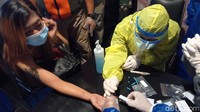 Dari empat tempat hiburan malam karaoke itu, total ada 33 sampel yang diambil petugas. Sampel tersebut kemudian dibawa petugas untuk diperiksa di laboratorium. Imam Suripto/detikcom.