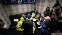 Petugas gabungan mengawali pemeriksaan dengan mendatangi tempat karaoke Happy Song di Jalan Slamet Riyadi Kota Tegal. Secara random, tim mengambil sampel sembilan orang baik pengunjung maupun pemandu lagu. Imam Suripto/detikcom.