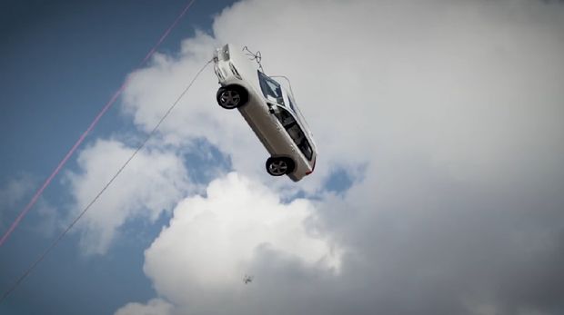 Puluhan mobil Volvo dijatuhkan dari ketinggian 30 meter