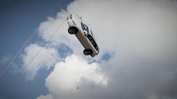 Puluhan mobil Volvo dijatuhkan dari ketinggian 30 meter Puluhan mobil Volvo dijatuhkan dari ketinggian 30 meter