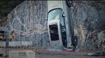 Potret Puluhan Mobil Volvo Sengaja Dijatuhkan dari Ketinggian 30 Meter