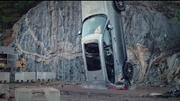 Dan dalam hal kekuatan baja, konstruksi pengaman, dan daya tahan keseluruhan, ada perbedaan besar antara mobil modern dan mobil yang dibuat lima belas hingga dua puluh tahun yang lalu. Ini menjadi penting bagi petugas penyelamat untuk terus memperbarui keakraban mereka dengan model mobil baru dan meninjau proses mereka, untuk mengembangkan teknik evakuasi baru.Foto: Volvo