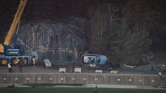 Puluhan mobil Volvo dijatuhkan dari ketinggian 30 meter