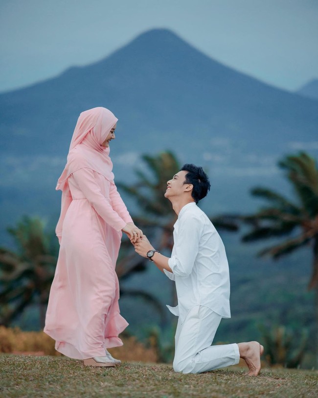 Hai suamiku , hehe sekarang gantian hari ini adalah hari lahir nya kamu.. Barakallahu Fii Umriik sayang.. maaf ya aku belum bisa kasih dan jadi istri yang bisa ini itu... ngga romantis juga, aku cuma mau bilang Terima Kasih untuk semuanya..., tulis Dinda di Instagram. Foto: Instagram