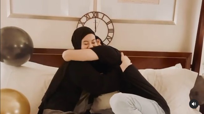 Ulang tahun Dinda Hauw pada 14 November lalu yang ke 24 tahun dirayakan secara istimewa oleh Rey Mbayang. Untuk memperingati momen pertambahan usia sang istri, pria tersebut menyiapkan kamar dengan dekorasi dan kue ulang tahun. Rey Mbayang juga mengundang beberapa teman dan keluarga untuk sama-sama memberikan ucapan dan doa. Foto: Instagram