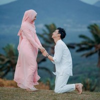 Hai suamiku , hehe sekarang gantian hari ini adalah hari lahir nya kamu.. Barakallahu Fii Umriik sayang.. maaf ya aku belum bisa kasih dan jadi istri yang bisa ini itu... ngga romantis juga, aku cuma mau bilang Terima Kasih untuk semuanya..., tulis Dinda di Instagram. Foto: Instagram