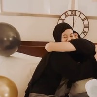 Ulang tahun Dinda Hauw pada 14 November lalu yang ke 24 tahun dirayakan secara istimewa oleh Rey Mbayang. Untuk memperingati momen pertambahan usia sang istri, pria tersebut menyiapkan kamar dengan dekorasi dan kue ulang tahun. Rey Mbayang juga mengundang beberapa teman dan keluarga untuk sama-sama memberikan ucapan dan doa. Foto: Instagram