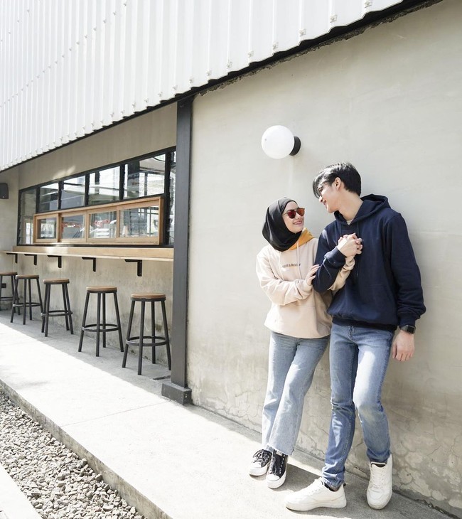 Rey Mbayang dan Dinda Hauw yang berulang tahun terpaut sehari pun semakin membuat para netizen dan penggemar gemas. Foto: Instagram