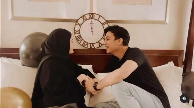 Dinda Hauw baru berulang tahun kemarin. Momen tersebut semakin spesial karena tahun ini pertama kalinya ia bisa merayakan bersama sang suami, Rey Mbayang. Terlebih sang suami sudah menyiapkan kejutan ulang tahun romantis yang membuat netizen semakin iri.  Foto: Instagram
