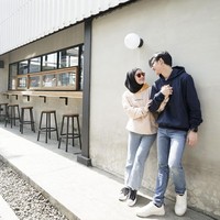 Rey Mbayang dan Dinda Hauw yang berulang tahun terpaut sehari pun semakin membuat para netizen dan penggemar gemas. Foto: Instagram