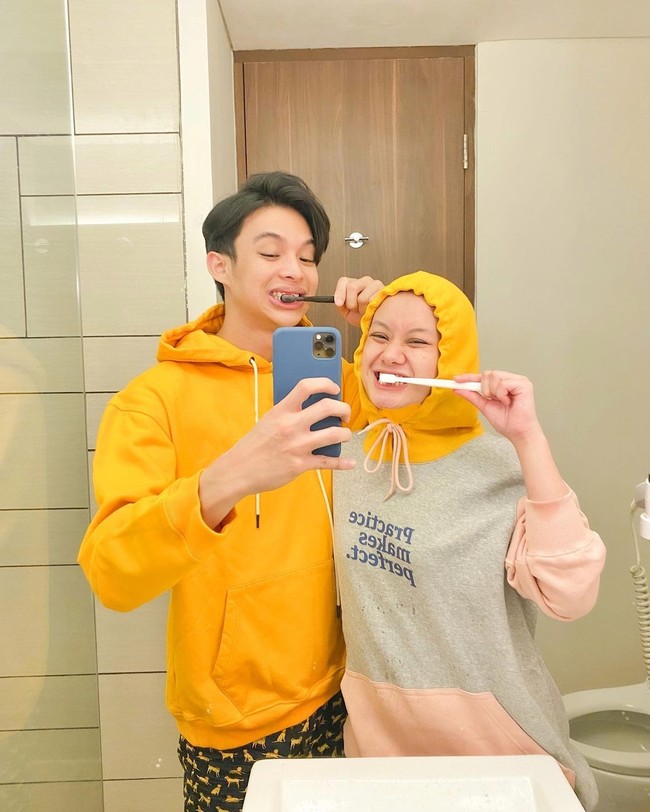 Momen perayaan ulang tahun Rey Mbayang dan Dinda Hauw yang ke-22 dan ke-24 semakin spesial karena kakak Dinda, Kemas Arsyadan juga bertambah usia hari ini. Mereka bertiga pun sama-sama terlihat bergembira semalam. Foto: Instagram