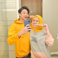 Momen perayaan ulang tahun Rey Mbayang dan Dinda Hauw yang ke-22 dan ke-24 semakin spesial karena kakak Dinda, Kemas Arsyadan juga bertambah usia hari ini. Mereka bertiga pun sama-sama terlihat bergembira semalam. Foto: Instagram