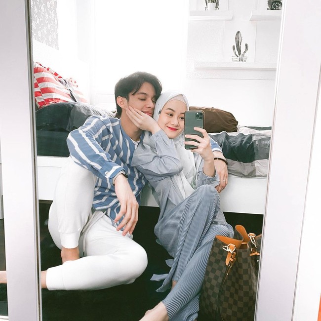 Keromantisan Rey Mbayang bersama istrinya membuat pria yang hari ini genap berusia 22 tahun tersebut trending. Tampaknya banyak netizen yang juga ikut merayakan hari jadi usianya. Foto: Instagram