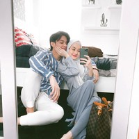 Keromantisan Rey Mbayang bersama istrinya membuat pria yang hari ini genap berusia 22 tahun tersebut trending. Tampaknya banyak netizen yang juga ikut merayakan hari jadi usianya. Foto: Instagram