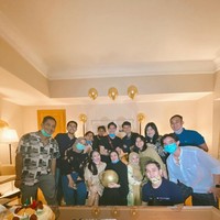 Dalam kolom komentar, Dinda Hauw menuliskan, Barakallahu fii umriik suamiku, bahagia selalu sama aku ya ️.Foto: Instagram