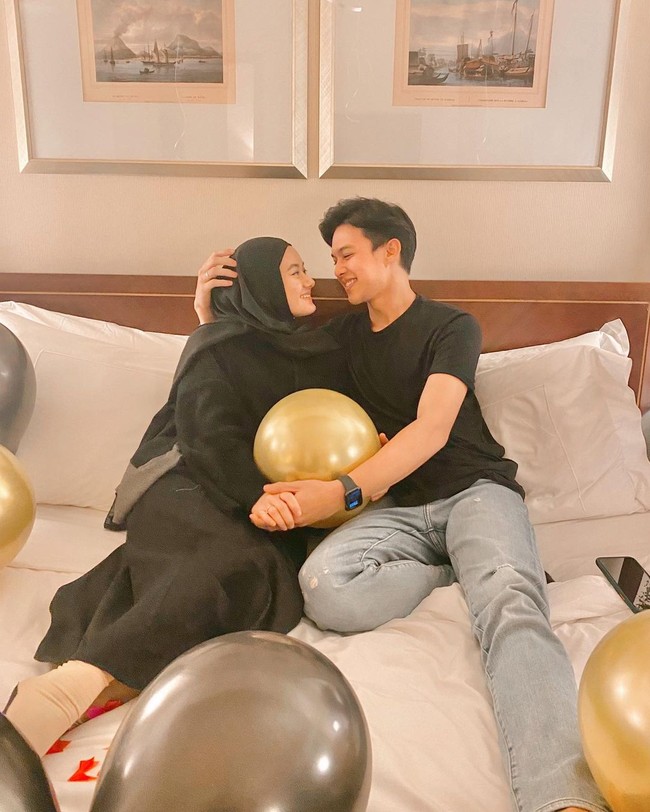 Pernikahan Dinda Hauw dan Rey Mbayang memang disorot netizen sejak awal. Keduanya menikah di usia yang terpaut muda dan masa pacaran yang cukup singkat. Di momen ini, banyak orang mendoakan kelanggengan keduanya. Foto: Instagram