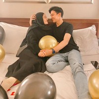 Pernikahan Dinda Hauw dan Rey Mbayang memang disorot netizen sejak awal. Keduanya menikah di usia yang terpaut muda dan masa pacaran yang cukup singkat. Di momen ini, banyak orang mendoakan kelanggengan keduanya. Foto: Instagram