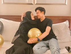 Momen Kemesraan Rey Mbayang Beri Kejutan Ultah Romantis untuk Dinda Hauw