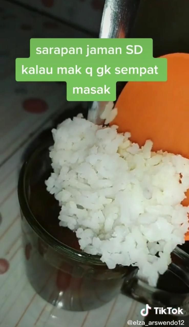 Sarapan Teh Manis Campur Nasi, Netizen: Sekte Apalagi Ini?