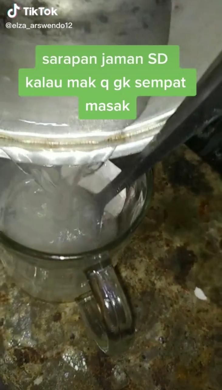 Sarapan Teh Manis Campur Nasi, Netizen: Sekte Apalagi Ini?