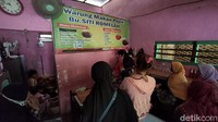Tak ayal, warung pojok milik Siti Romlah tak pernah sepi pembeli, dalam sehari ia menghabiskan dua ekor kambing, hanya dalam hitungan jam saja. Bahkan tak jarang pembeli yang hendak membeli harus mengantre sebelum warung dibuka.
