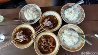 Romlah juga mengatakan, menu favorit lain yang tak kalah enaknya yakni krengsengan daging kambing. Menu tersebut banyak juga diburu para penggemar kuliner dari berbagai daerah.