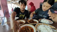 Selain dua makanan tersebut di Warung Romlah juga menyediakan sate ayam, dendeng ragi, dan sayur ayam, kesemuanya dipatok dengan haraga Rp 10.000, namun untuk sate ayam dihargainya Rp 8.000 saja.